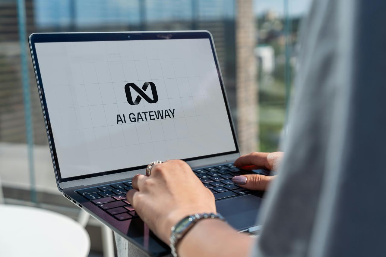 Orang yang mengetik di laptop dengan logo ai gateway.
