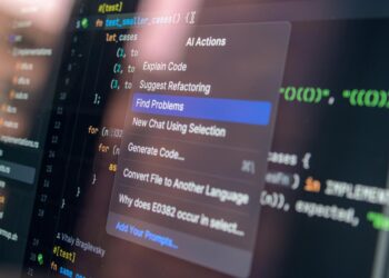 Layar komputer menampilkan kode dengan menu konteks.
