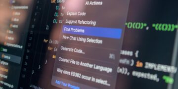 Layar komputer menampilkan kode dengan menu konteks.